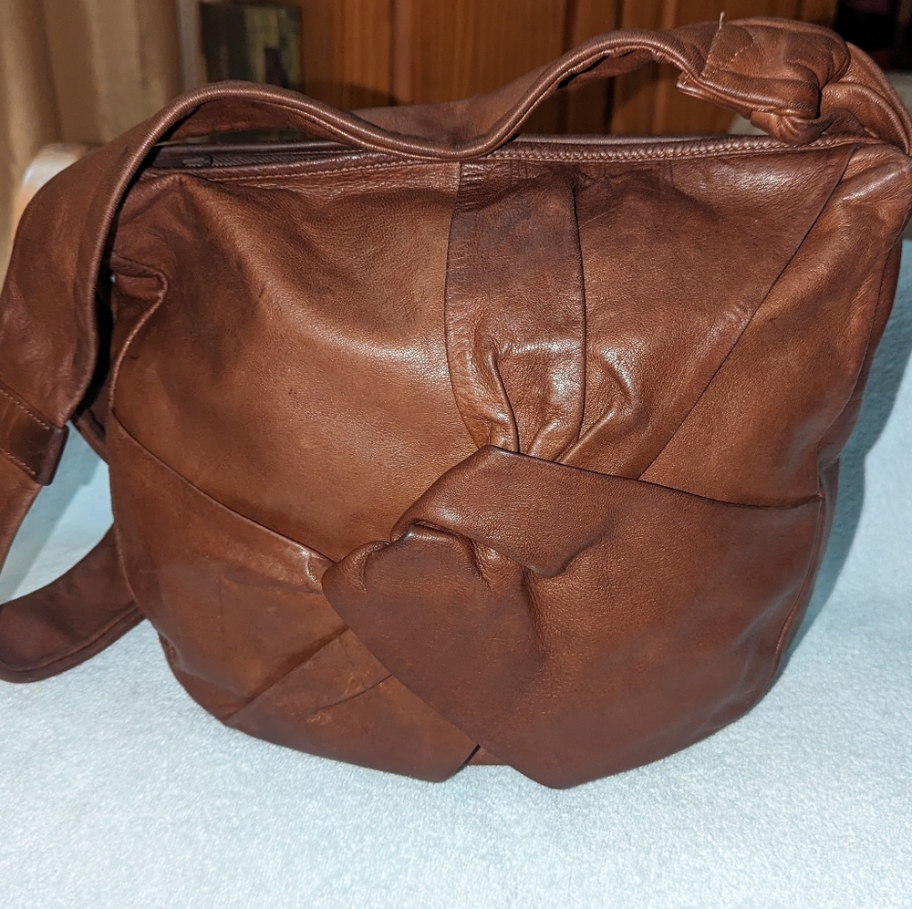 Cesare Piccini bren leather shoulder bag.